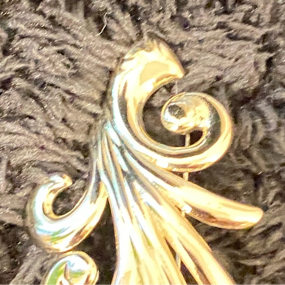 Vintage Monet Silver Toned Swirl Leaf Feather Brooch Pin - Picture 5 of 9